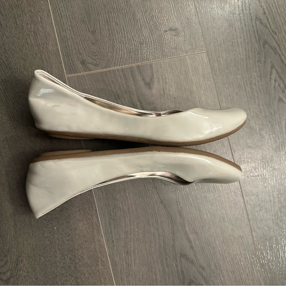 Steve Madden taupe patent flats (Sz 7.5) - Picture 4 of 13